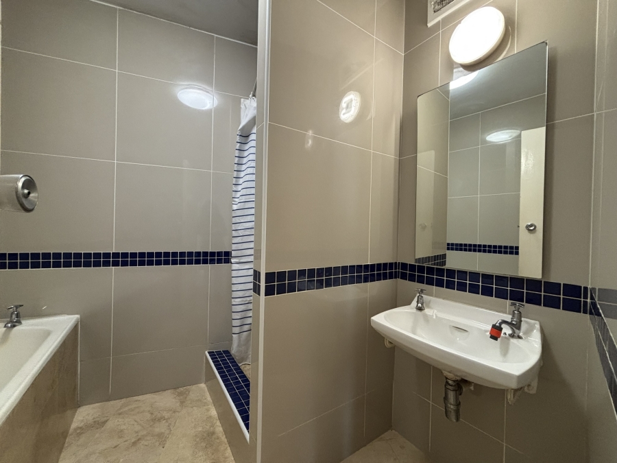 To Let 2 Bedroom Property for Rent in Vredehoek Western Cape